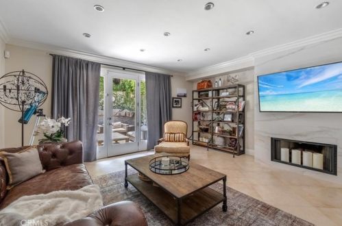 1566 Hillside Dr, Glendale CA  91208-2456 exterior