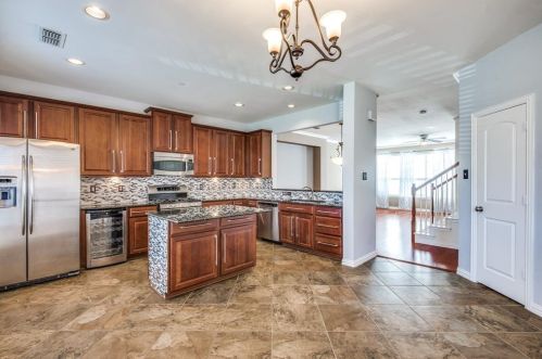 1558 Biltmore Ln, Irving TX  75063-3503 exterior