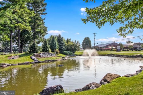 38 Valleybrook Dr, Lancaster PA  17601-4617 exterior