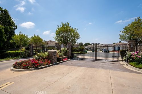 31 Carriage Ln, Santa Ana, CA 92705-2661