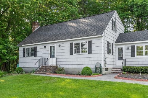899 Bridge St, Pelham, NH 03076-4901