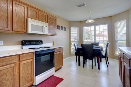 10437 Fossil Hill Dr, Fort Worth TX  76131-3948 exterior