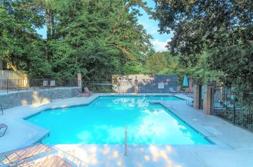 72 Montre Sq, Atlanta GA  30327-4044 exterior