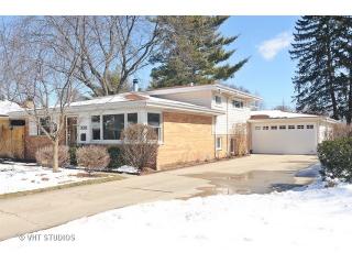 308 Drake St, Green Oaks, IL 60048-2543