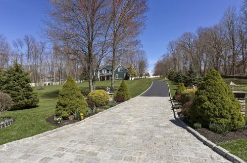 50 Charter Ridge Dr, Sandy Hook, CT 06482-1574