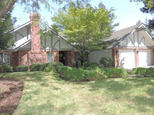 892 Berkshire Ln, Fresno, CA 93720-1211