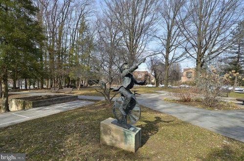 1221 Pinecrest Cir, Silver Spring MD 20910-1626 exterior