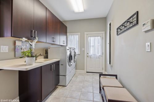 8 Clubside Ct, Willowbrook IL  60527-8129 exterior