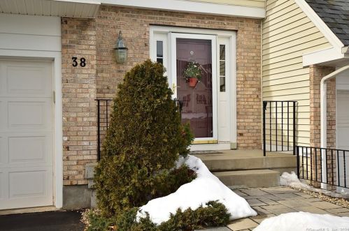 38 Cobblestone Ct, Hartford, CT 06111-5151