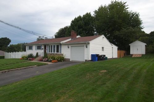 29 Susan Cir, Providence, RI 02919-6419