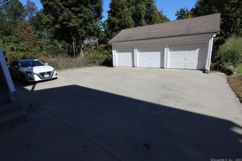 887 Howe Ave, Huntington CT  06484-2319 exterior