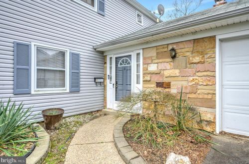 21 Tiffany Ln, Willingboro, NJ 08046-3819