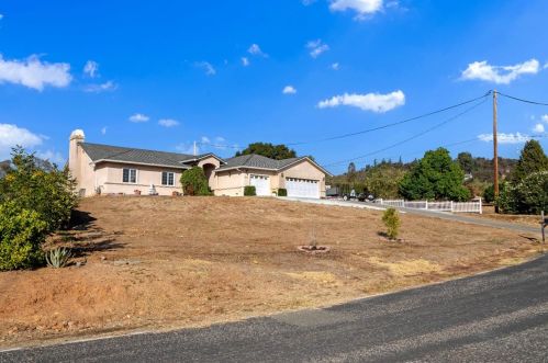 2611 Holmquist Ln, Valley Springs, CA 95252-9526