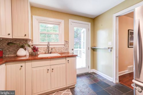 6806 Belford Dr, Silver Spring MD 20912-4841 exterior