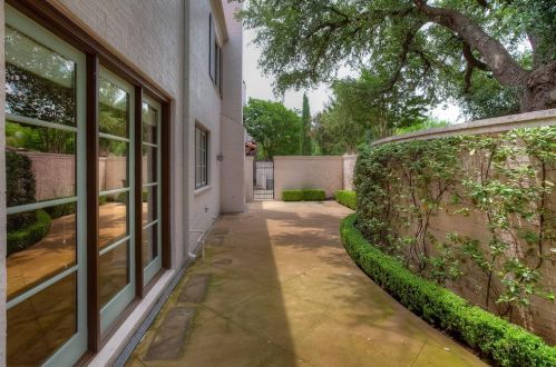 245 Casa Blanca Ave, Fort Worth TX  76107-7720 exterior