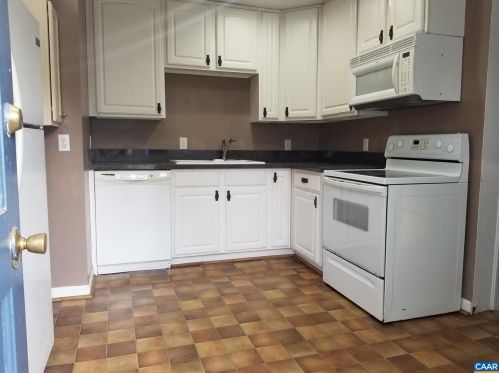 1554 Thomas Jefferson Pkwy, Charlottesville VA  22902-7521 exterior