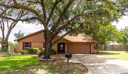 7001 Natchez Ct, Fort Worth, TX 76133-6328