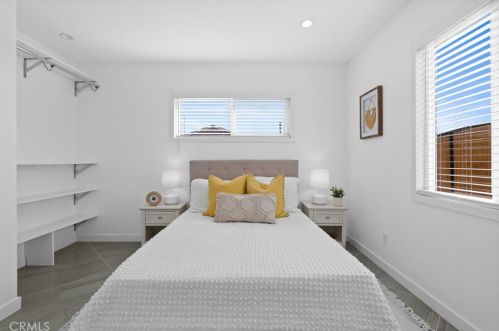 300 Brookhurst St, Anaheim CA  92801-5608 exterior