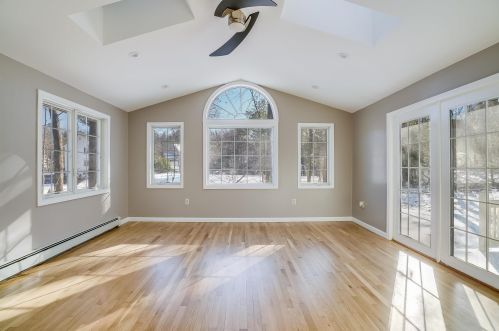 1 Cherokee Ct, Londonderry NH  03053-2635 exterior