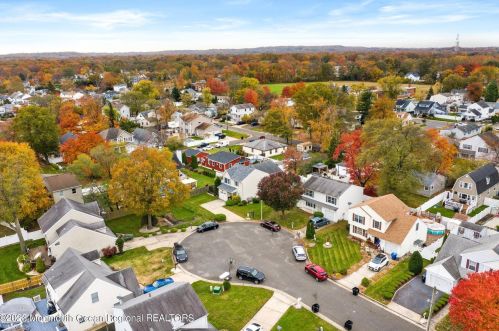 125 Shoreland Ter, Middletown NJ  07748-6212 exterior
