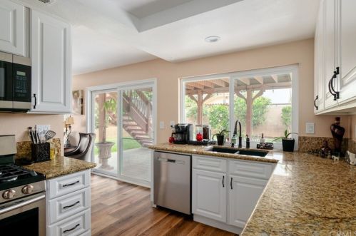 8450 Tamarind Ln, Riverside CA  92509-5180 exterior