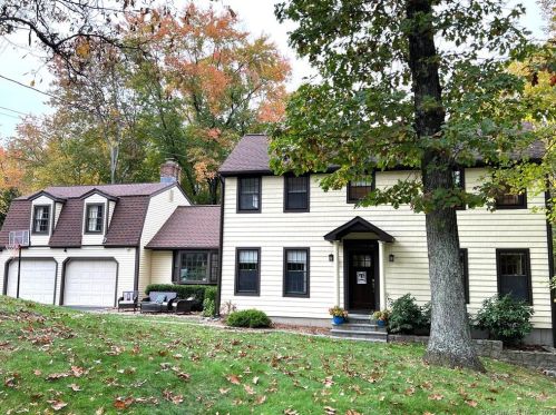 8 Captains Watch, Huntington CT  06484-5914 exterior