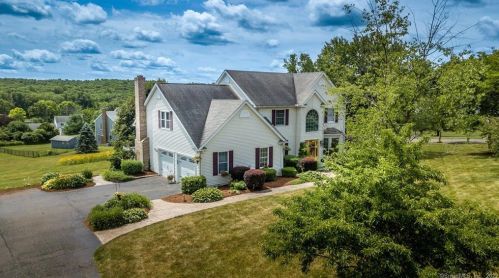 1 Hemingway Dr, Wallingford, CT 06492-2684
