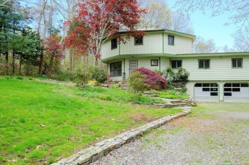 25 Coachman Pike, Gales Ferry, CT 06339-1306