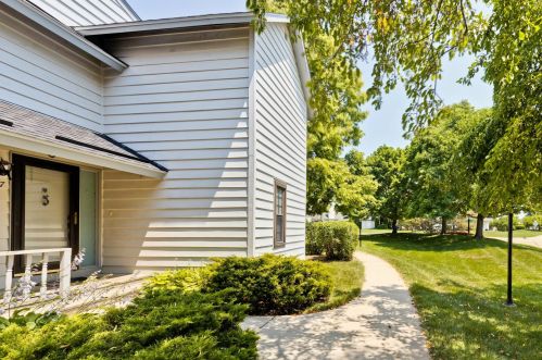 717 Wakefield Rd, Gurnee, IL 60031-3152