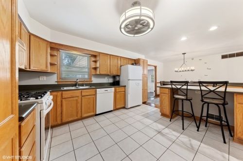 411 Burlington Ave, Willowbrook IL  60514-1109 exterior