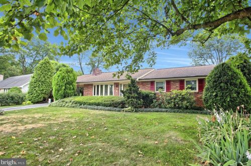 212 Garland Dr, Carlisle, PA 17013-4271