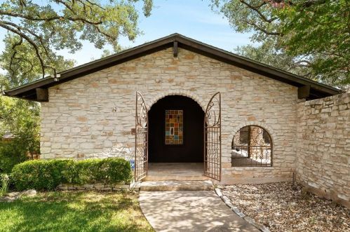 8429 Adirondack Trl, Austin TX  78759-8411 exterior