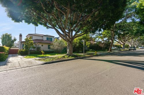 902 Yale St, Santa Monica, CA 90403-2232