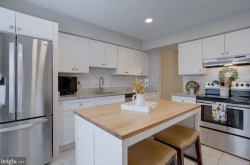 8816 Ridge Hollow Ct, Springfield VA  22152-1424 exterior