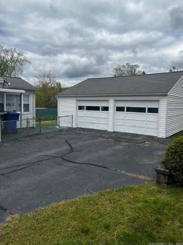 31 Meadowbrook Dr, Waterbury, CT 06706-2721