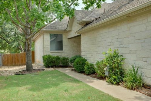 13133 Appaloosa Chase Dr, Austin TX  78732-1974 exterior