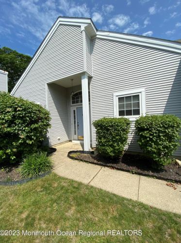 20 Devereux Dr, Lakehurst, NJ 08759-6062