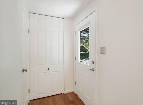 10983 Greenbush Ct, Herndon, VA 20191-5018
