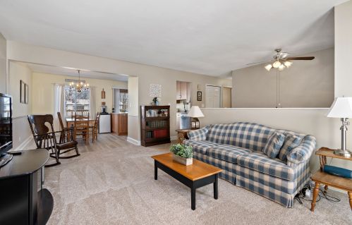 689 Sand Crk Dr, Carol Stream IL  60188-9135 exterior