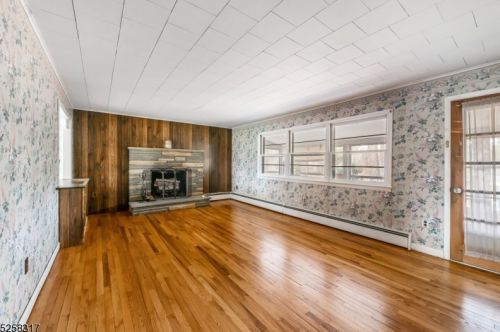 23 Hampton Heights Rd, Lafayette, NJ 07848-3811
