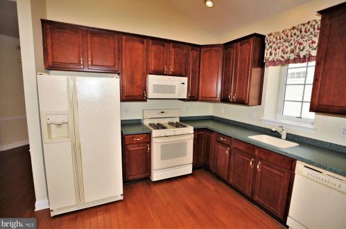 6 Hummingbird Dr, Trenton NJ  08690-3557 exterior