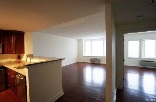 6113 City Pl, Edgewater NJ  07020-3173 exterior