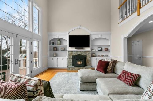 76 Mustang Dr, Upper Stepney CT  06468-1371 exterior