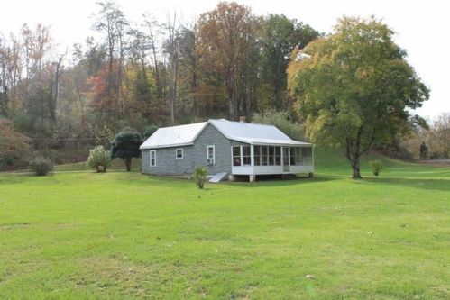 168 Falls Rd, Lithia, VA 24066-5237