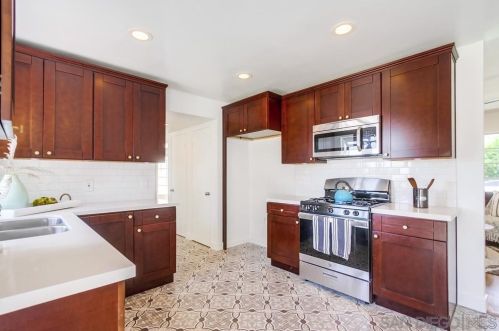 1376 Darwin Dr, Oceanside CA  92056-6618 exterior