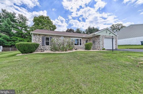 3355 Taunton Dr, York, PA 17402-4243