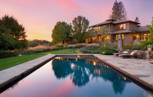 886 Chiquita Rd, Healdsburg, CA 95448-9684