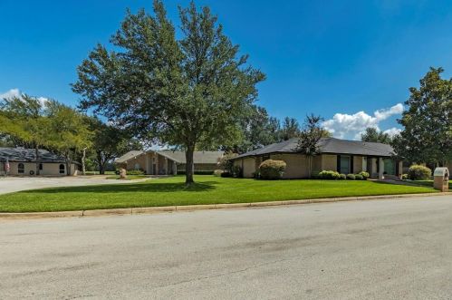 717 Havenwood Ln, Fort Worth, TX 76112-1016