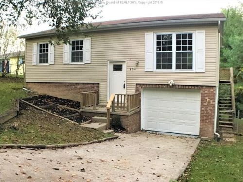 304 Grandview Dr, Hurricane, WV 25526-5893
