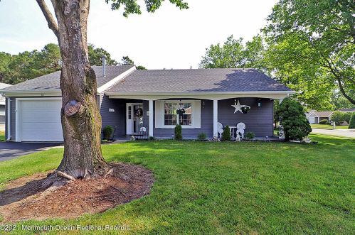 13 Surrey Ct, Lacey, NJ 08731-5609